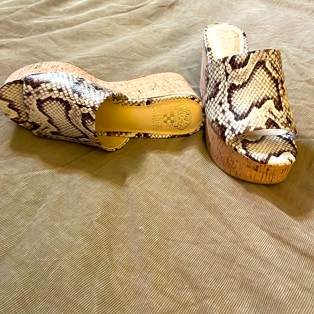 Vince Camuto Gadgen wedges
Size 7M/37 1/2
